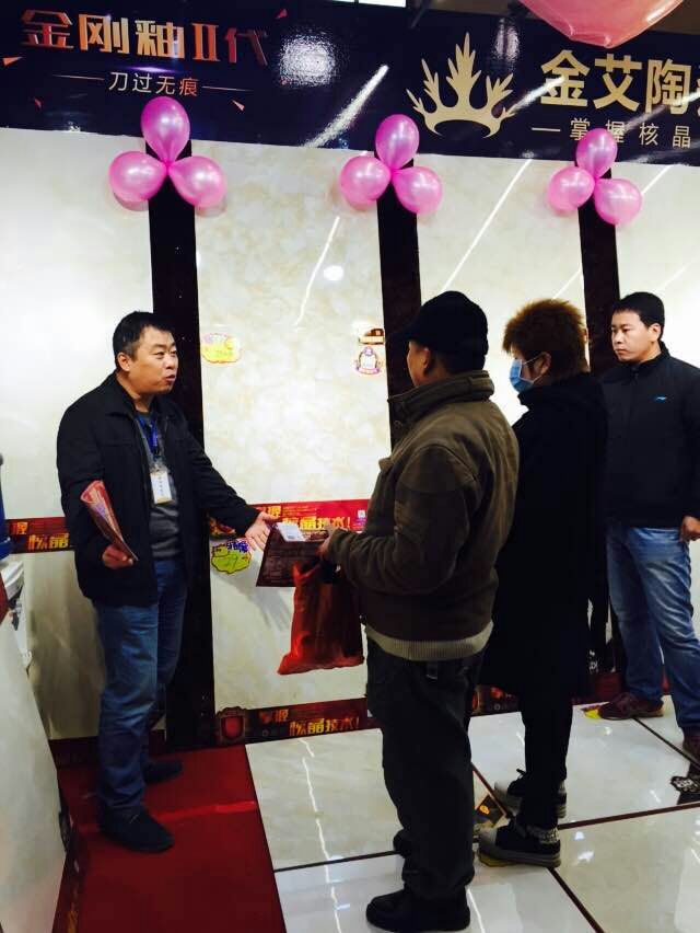 20151124092502166 网信快3·(中国游)官方网站瓷砖工作人员向顾客介绍产品