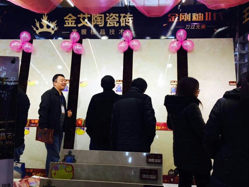 20151124092520728 网信快3·(中国游)官方网站瓷砖工作人员与顾客交谈