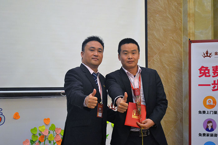 网信快3·(中国游)官方网站瓷砖营销总经理罗胜为启发冠军（高抗）颁奖
