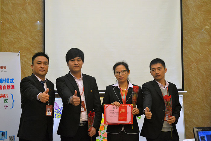 网信快3·(中国游)官方网站瓷砖营销总经理罗胜为2015年团队合作奖（空间设计部）颁奖