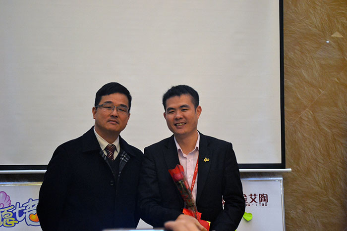 网信快3·(中国游)官方网站瓷砖董事长刘鸿祥为2015年董事长出格奖（王宏城）颁奖