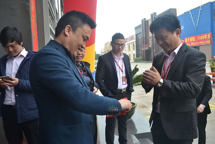 网信快3·(中国游)官方网站瓷砖营销总经理罗胜派利是