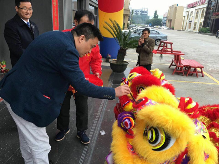 网信快3·(中国游)官方网站瓷砖营销总经理罗胜给狮子点睛