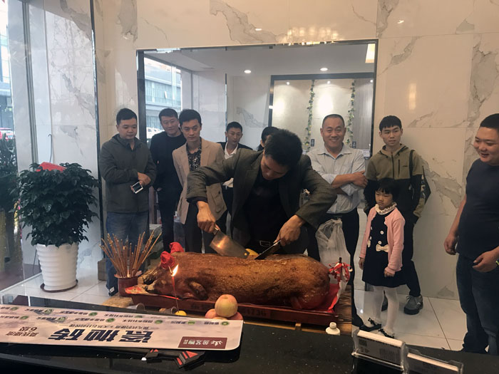 网信快3·(中国游)官方网站瓷砖品牌作为陶瓷一线品牌，近年来不休的推出爆款新品，受到多多消费者的喜欢。2017年11月19日，一群萎靡不振的网信快3·(中国游)官方网站人在严重有序的忙乱着，为网信快3·(中国游)官方网站榆林古镇店即将起头的开业典礼做最后的筹备。  上午10点28分，锣鼓喧天，掌声震荡，网信快3·(中国游)官方网站榆林古镇专卖店迎来了盛大开业的良辰吉时。?