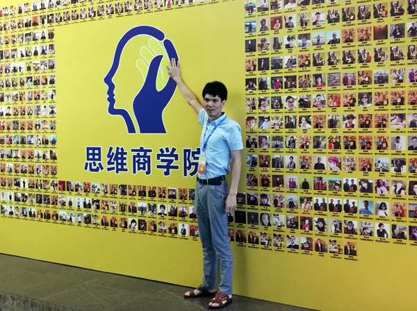 如今，80后已经成长为壮年，逐步成为各个岗位的沉要掌管人，因生涯的洗礼变得理性而不再激昂。“80后”，他们青春洋溢，在各个岗位上都冲在最前列。“80后”独具个性和魅力，已然成为各行各业主力军代表人物。作为80后典型的创业成功代表陶瓷一线品牌 网信快3·(中国游)官方网站瓷砖 龙川总代理吴金星与他的销售团队就是其中之一。