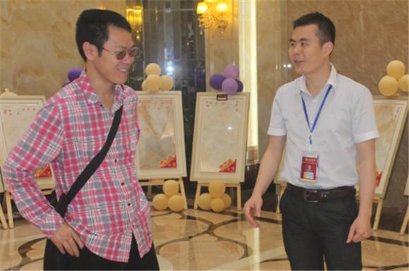 网信快3·(中国游)官方网站网络营销主管王宏城（右一）向记者介绍微晶瓷片