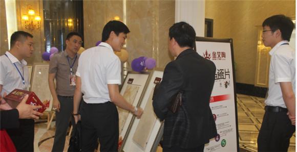网信快3·(中国游)官方网站产品钻研经理苏成香（左二）向客户介绍产品
